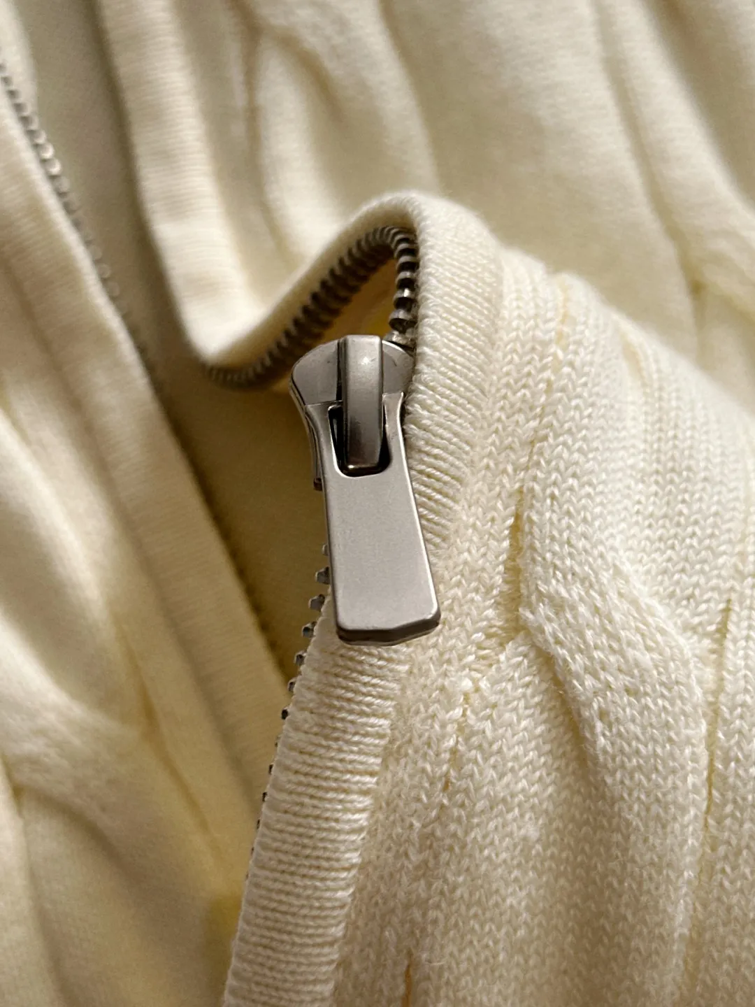 Next day shipping P460 Big Goose 2025 official website latest winter sweater, popular items are on sale at the counter simultaneously! Specially made of wool blended fabric. It feels comfortable and can be directly in contact with the skin. The logo badge is exquisitely embroidered, which is extremely eye-catching! The details highlight the fashionable charm of big brands. Exquisite workmanship. Three-dimensional cutting style. The wearing effect is invincible and handsome! All three standards are complete! Size: M-3XL